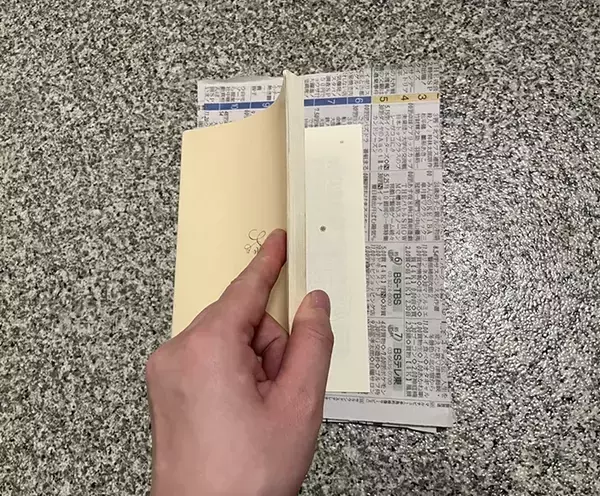 新聞を挟んで放置　古本の気になる『ニオイ』を消す簡単な裏技とは