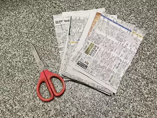 新聞を挟んで放置　古本の気になる『ニオイ』を消す簡単な裏技とは