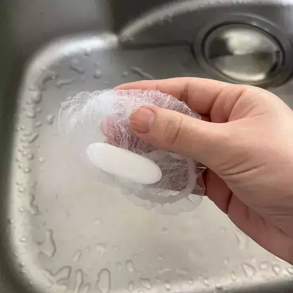 箸に『水切りネット』を巻きつけると？　意外な活用法に「コレは見事」「頭いい」