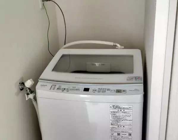 「たった5cmの隙間が…」　洗濯機横の100均収納術に「コレは賢い」「真似する」【隙間収納4選】