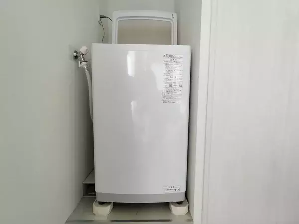 「たった5cmの隙間が…」　洗濯機横の100均収納術に「コレは賢い」「真似する」【隙間収納4選】