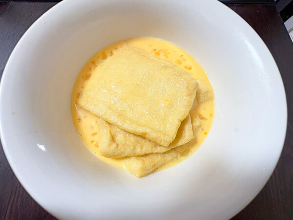 食パンの代わりに使ったのは？　意外すぎるフレンチトーストのレシピに「絶妙なあまじょっぱさ！」