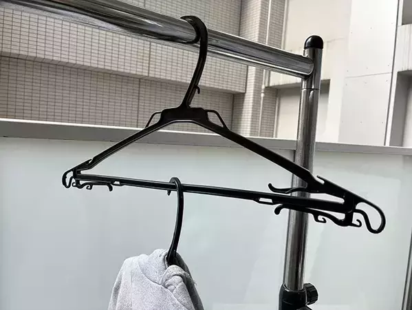 通常干しより数時間早く乾く！　ハンガー2本を使った『フード速乾方法』を実証したら…