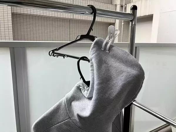 通常干しより数時間早く乾く！　ハンガー2本を使った『フード速乾方法』を実証したら…