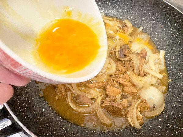 サバの味噌煮、そのまま食べるより？　意外なアイディアレシピに「食べる手が止まらない」