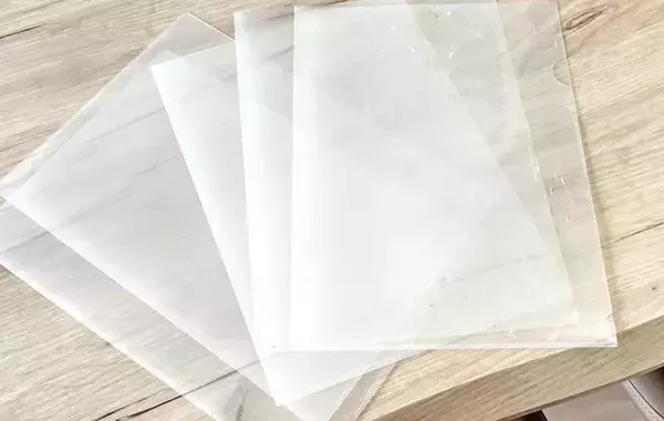 古いクリアファイルを冷蔵庫に貼ると？　家族が喜ぶ使い道に「捨てなくてよかった」