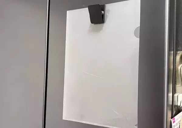 古いクリアファイルを冷蔵庫に貼ると？　家族が喜ぶ使い道に「捨てなくてよかった」