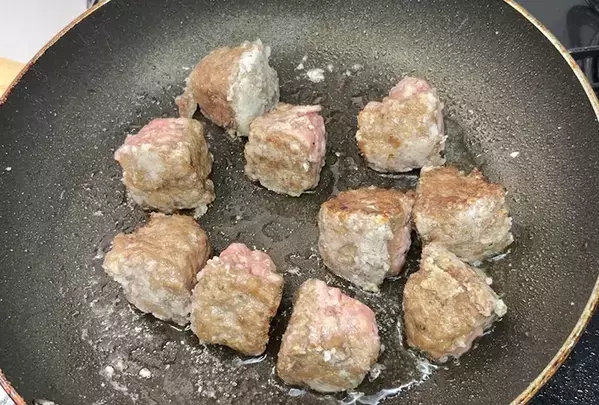 製氷皿に『ひき肉』を詰めたら…　できたものに「子供がパクパク食べた」「冷凍ストックにもいい」