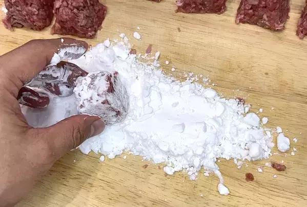 製氷皿に『ひき肉』を詰めたら…　できたものに「子供がパクパク食べた」「冷凍ストックにもいい」