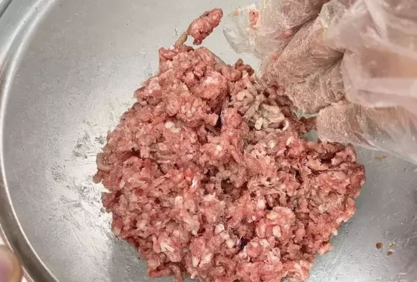 製氷皿に『ひき肉』を詰めたら…　できたものに「子供がパクパク食べた」「冷凍ストックにもいい」