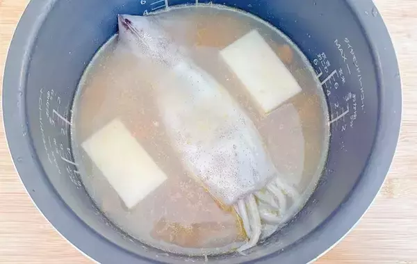 イカにご飯を詰めずに炊飯器で…　できた本格いかめしに「簡単すぎた」「マネしたい」