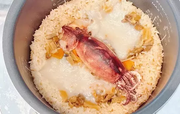 イカにご飯を詰めずに炊飯器で…　できた本格いかめしに「簡単すぎた」「マネしたい」