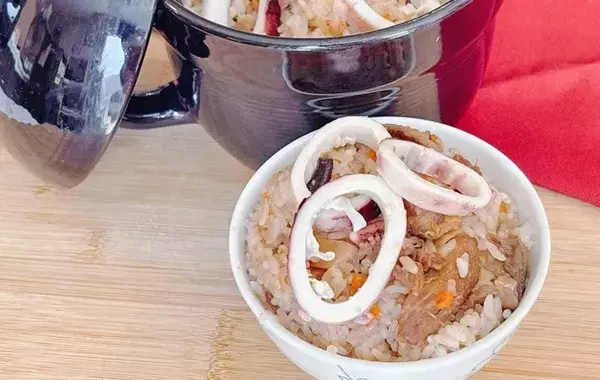 イカにご飯を詰めずに炊飯器で…　できた本格いかめしに「簡単すぎた」「マネしたい」