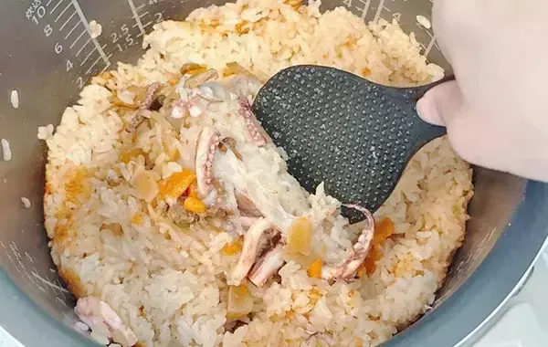イカにご飯を詰めずに炊飯器で…　できた本格いかめしに「簡単すぎた」「マネしたい」