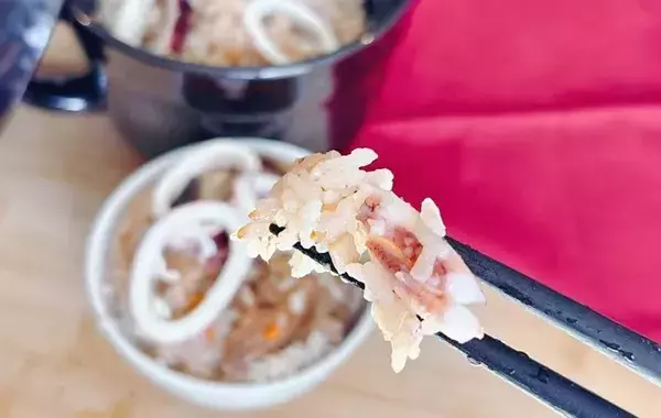 イカにご飯を詰めずに炊飯器で…　できた本格いかめしに「簡単すぎた」「マネしたい」