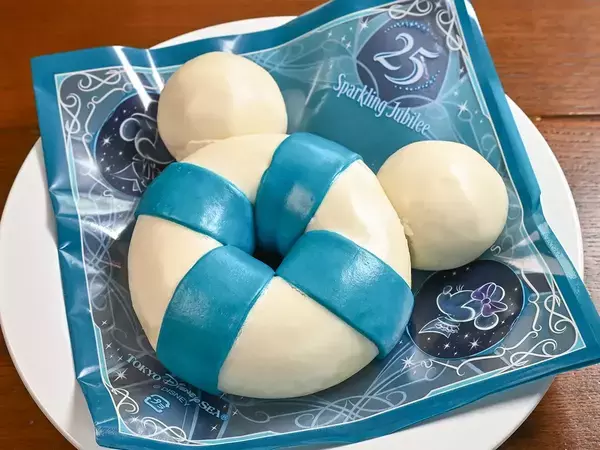 ディズニーで買った『青い中華まん』　中身を見たら…まさかの「味の組み合わせ」だった！