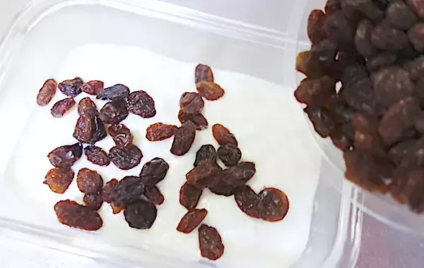 混ぜて置いてはさむだけ！バター不要のレーズンサンドクッキーに子供「おいしい！」