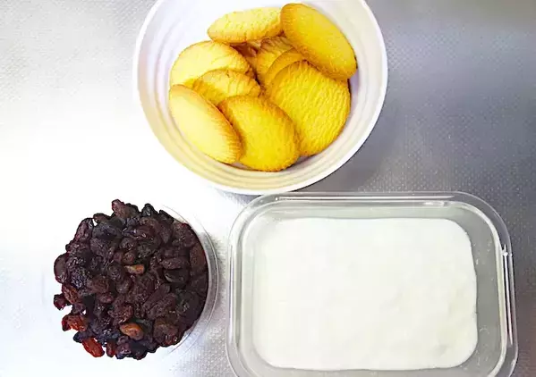 混ぜて置いてはさむだけ！バター不要のレーズンサンドクッキーに子供「おいしい！」