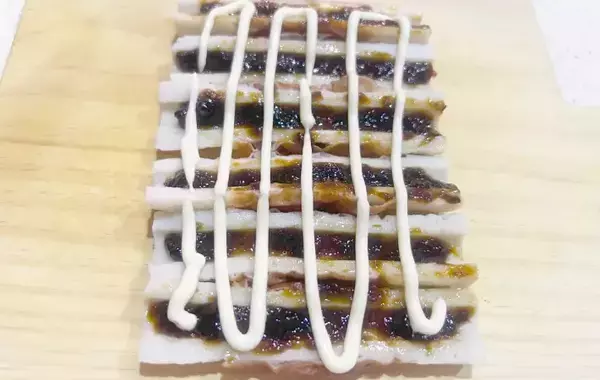 夫が「ちくわ1袋分いける」と大絶賛！桃屋の『ごはんですよ！』をのせて焼くだけで爆速おつまみが完成