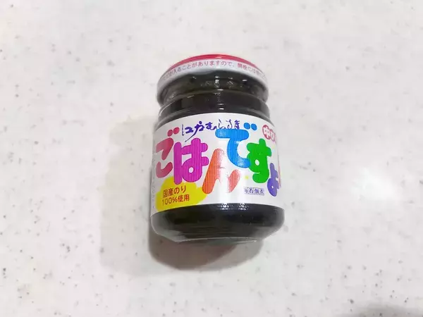 夫が「ちくわ1袋分いける」と大絶賛！桃屋の『ごはんですよ！』をのせて焼くだけで爆速おつまみが完成