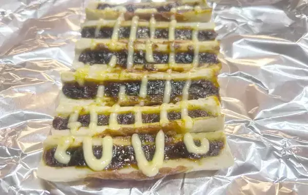 夫が「ちくわ1袋分いける」と大絶賛！桃屋の『ごはんですよ！』をのせて焼くだけで爆速おつまみが完成