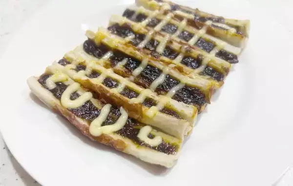 夫が「ちくわ1袋分いける」と大絶賛！桃屋の『ごはんですよ！』をのせて焼くだけで爆速おつまみが完成