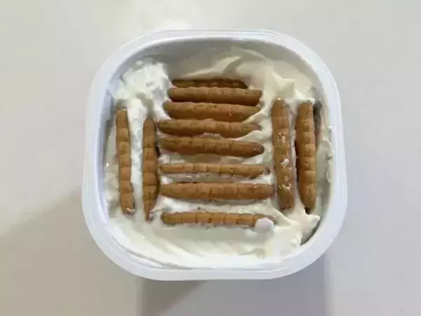 ヨーグルトに『サブレ』を沈めるだけ！　一晩で完成するケーキに「驚いた」「早速作りたい」