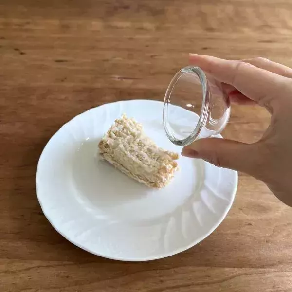 ヨーグルトに『サブレ』を沈めるだけ！　一晩で完成するケーキに「驚いた」「早速作りたい」