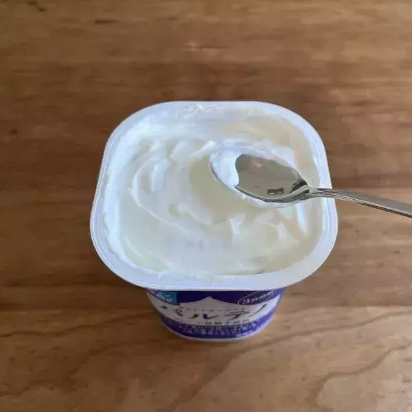 ヨーグルトに『サブレ』を沈めるだけ！　一晩で完成するケーキに「驚いた」「早速作りたい」