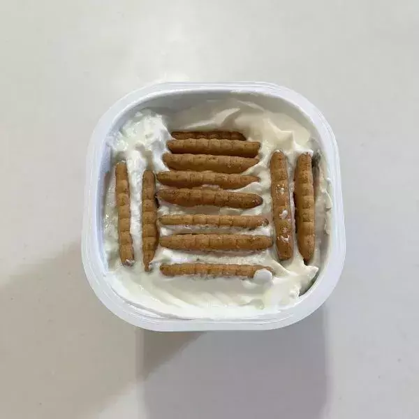 ヨーグルトに『サブレ』を沈めるだけ！　一晩で完成するケーキに「驚いた」「早速作りたい」