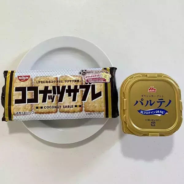 ヨーグルトに『サブレ』を沈めるだけ！　一晩で完成するケーキに「驚いた」「早速作りたい」