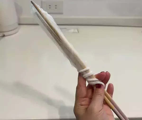 菜箸に『排水口ネット』を被せると？　思わぬ活用テクに「万能でビックリ」「試します」