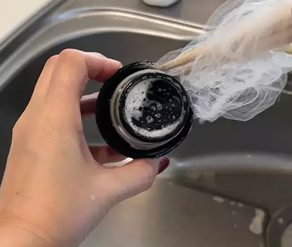 菜箸に『排水口ネット』を被せると？　思わぬ活用テクに「万能でビックリ」「試します」