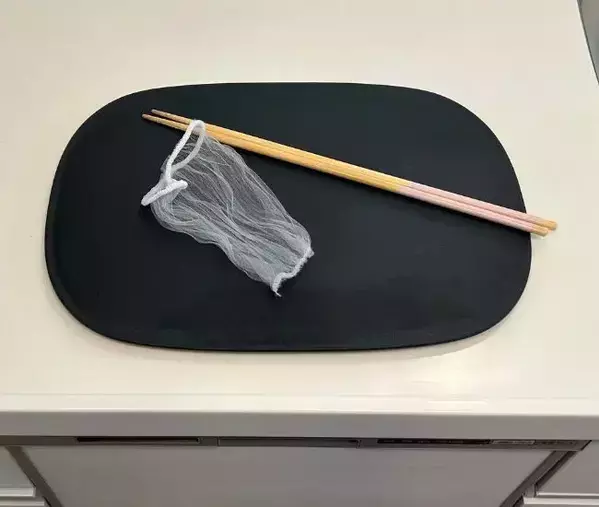 菜箸に『排水口ネット』を被せると？　思わぬ活用テクに「万能でビックリ」「試します」