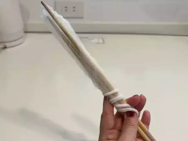 菜箸に『排水口ネット』を被せると？　思わぬ活用テクに「万能でビックリ」「試します」