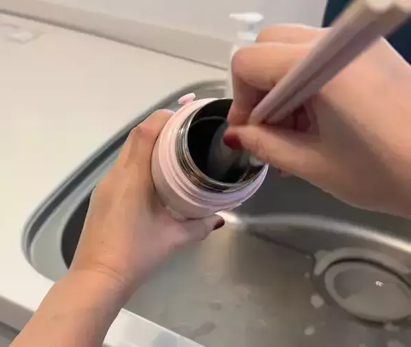 菜箸に『排水口ネット』を被せると？　思わぬ活用テクに「万能でビックリ」「試します」