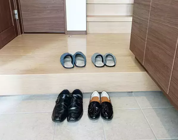 100均のタオルバーを『靴箱裏』に貼るだけ！　意外な収納術に「目からウロコ」「絶対やる」【100均グッズ活用法4選】