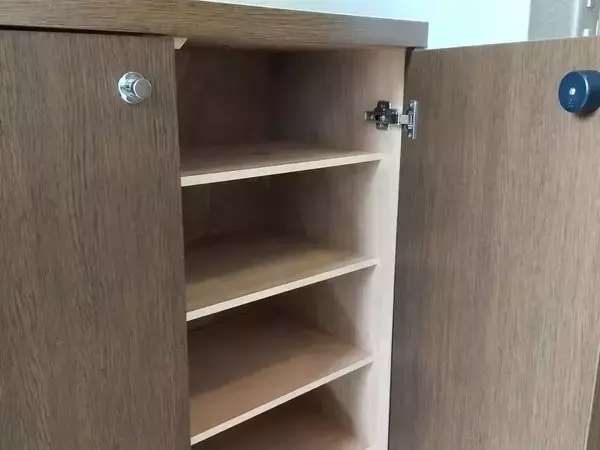 100均のタオルバーを『靴箱裏』に貼るだけ！　意外な収納術に「目からウロコ」「絶対やる」【100均グッズ活用法4選】