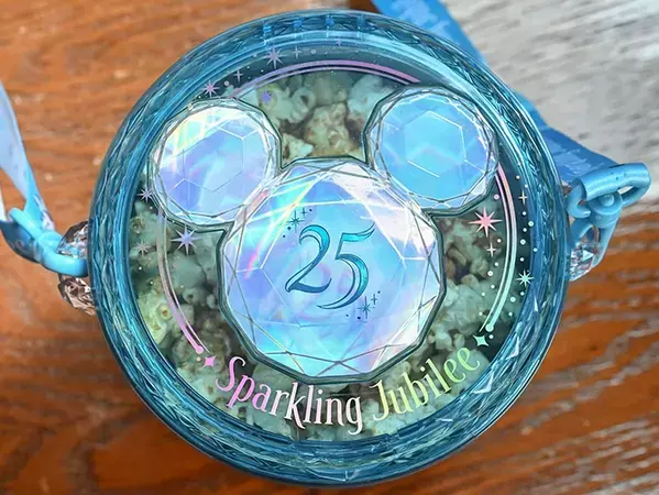 ディズニーシー限定ポップコーン入れがキラキラで即買い決定！　『あるある』の悩み解決の裏技も紹介