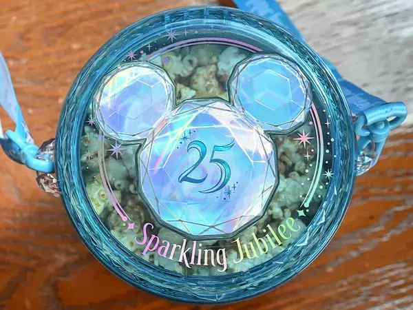 ディズニーシー限定ポップコーン入れがキラキラで即買い決定！　『あるある』の悩み解決の裏技も紹介