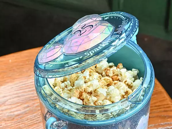 ディズニーシー限定ポップコーン入れがキラキラで即買い決定！　『あるある』の悩み解決の裏技も紹介