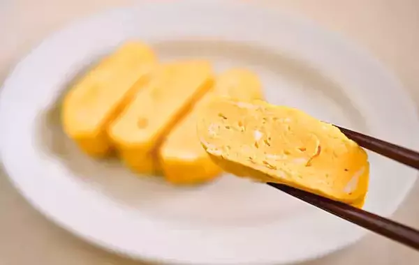 『大さじ2杯』入れてみて！　出汁いらずの玉子焼きが「ふっくら、しっとり」「栄養アップ」【管理栄養士】