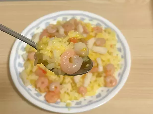 冷凍ピラフに振りかけたのは…？　ドラマで学んだ『パエリア風』アレンジに「本当？」