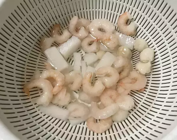 冷凍ピラフに振りかけたのは…？　ドラマで学んだ『パエリア風』アレンジに「本当？」