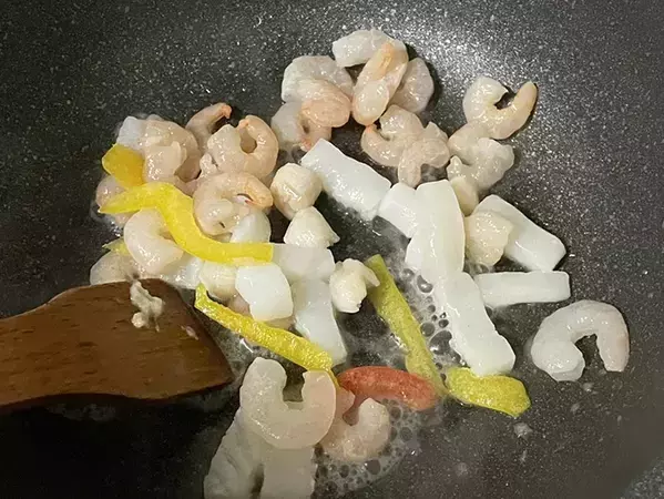 冷凍ピラフに振りかけたのは…？　ドラマで学んだ『パエリア風』アレンジに「本当？」