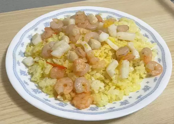 冷凍ピラフに振りかけたのは…？　ドラマで学んだ『パエリア風』アレンジに「本当？」