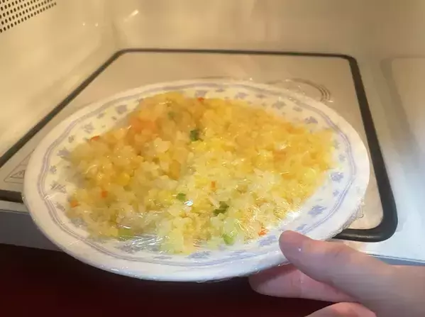 冷凍ピラフに振りかけたのは…？　ドラマで学んだ『パエリア風』アレンジに「本当？」