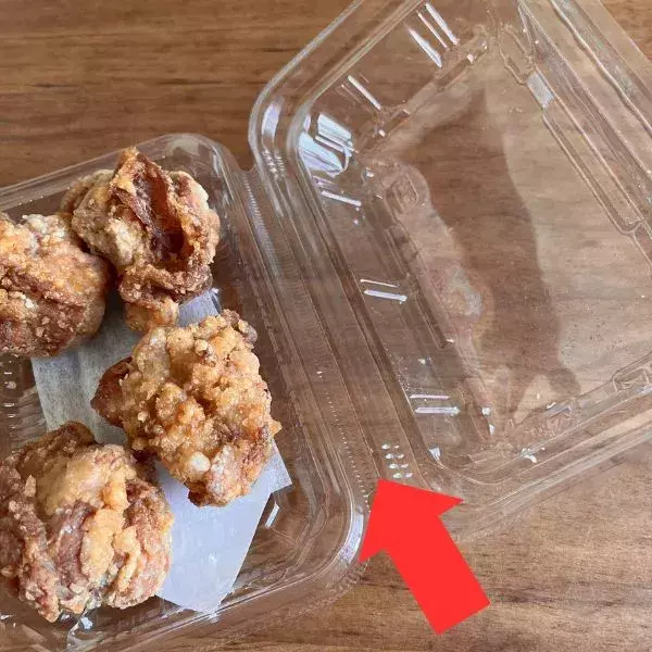 惣菜パックのつなぎ目に『輪ゴム』を引くと？　思わぬ裏技に「試すしかない」「めっちゃ便利」