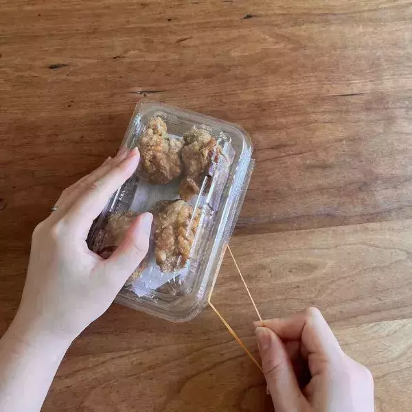 惣菜パックのつなぎ目に『輪ゴム』を引くと？　思わぬ裏技に「試すしかない」「めっちゃ便利」