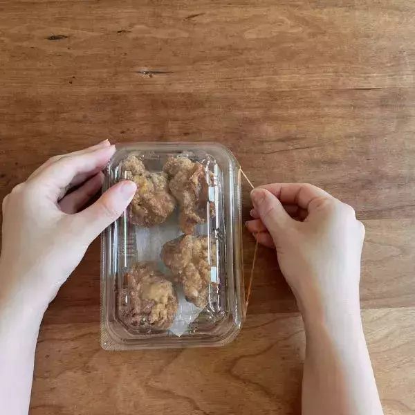 惣菜パックのつなぎ目に『輪ゴム』を引くと？　思わぬ裏技に「試すしかない」「めっちゃ便利」